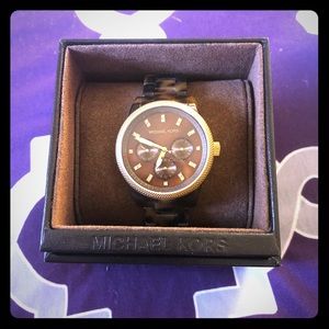 Michael Kors tortoise she’ll watch